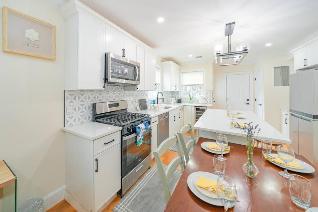 Bright & Spacious 4BR & 2BA Boston Apt - Bathtub, Free Parking near Red Line 802, photo 37