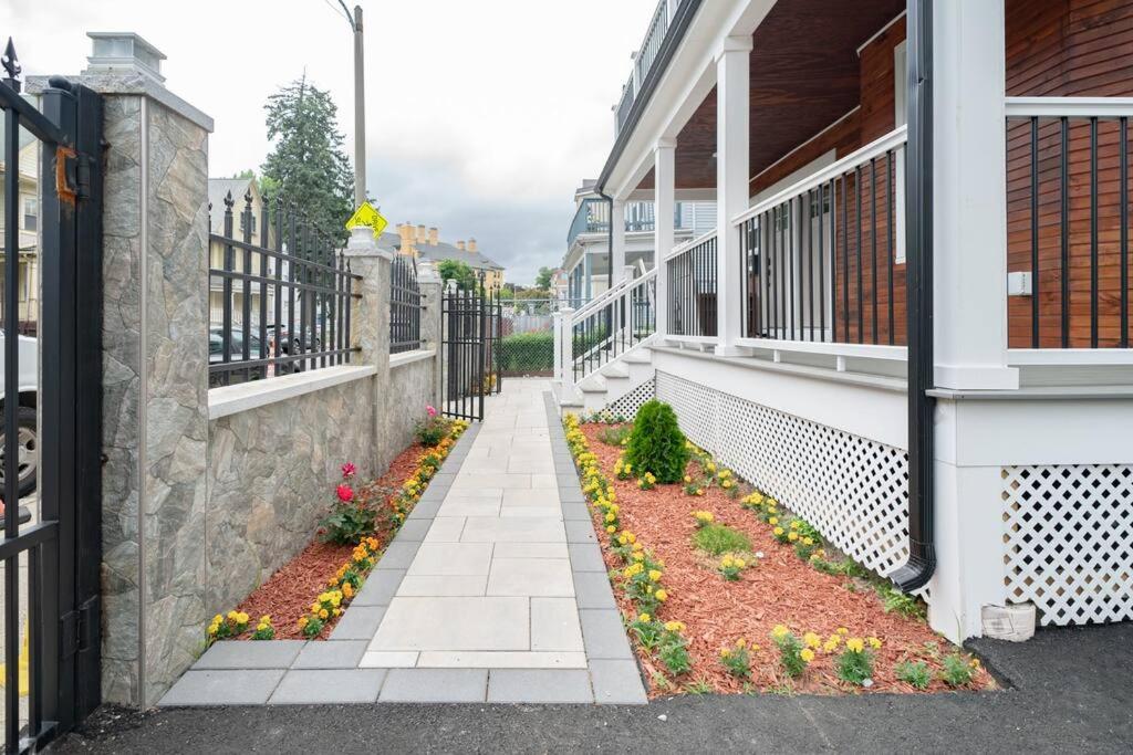 Bright & Spacious 4BR & 2BA Boston Apt - Bathtub, Free Parking near Red Line 802 photo 3