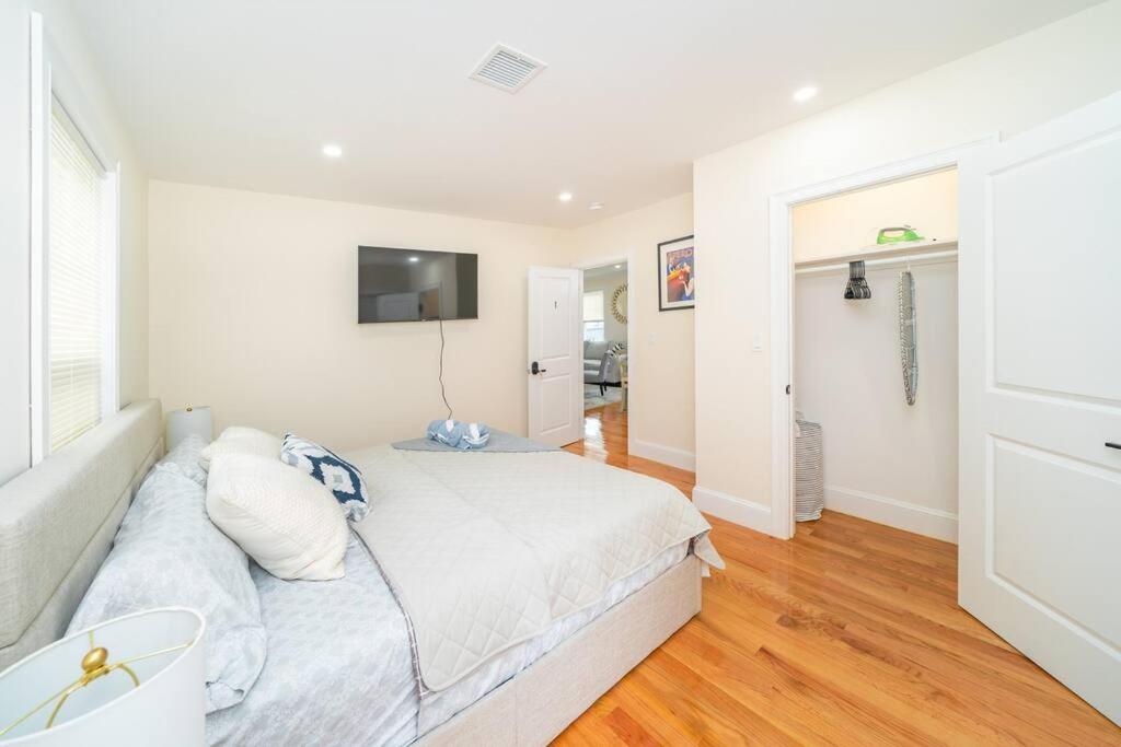 Bright & Spacious 4BR & 2BA Boston Apt - Bathtub, Free Parking near Red Line 802 photo 5