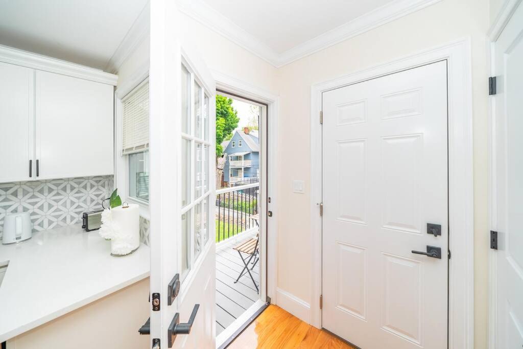 Bright & Spacious 4BR & 2BA Boston Apt - Bathtub, Free Parking near Red Line 802, photo 12