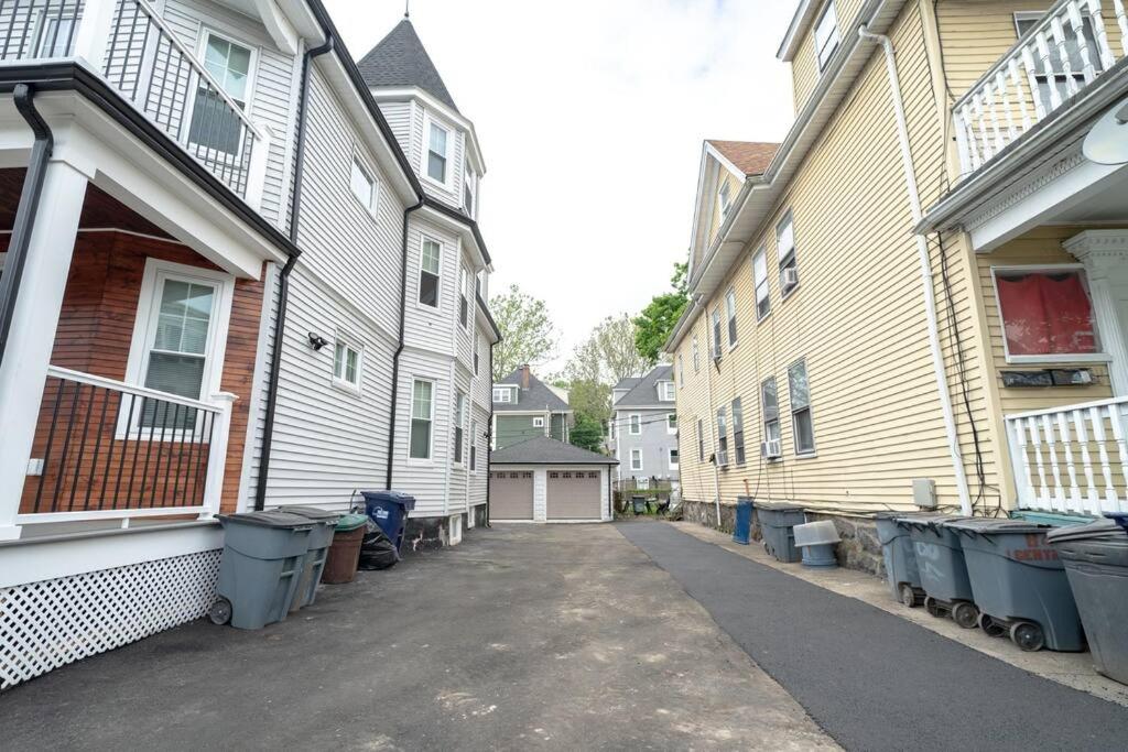 Bright & Spacious 4BR & 2BA Boston Apt - Bathtub, Free Parking near Red Line 802, photo 35