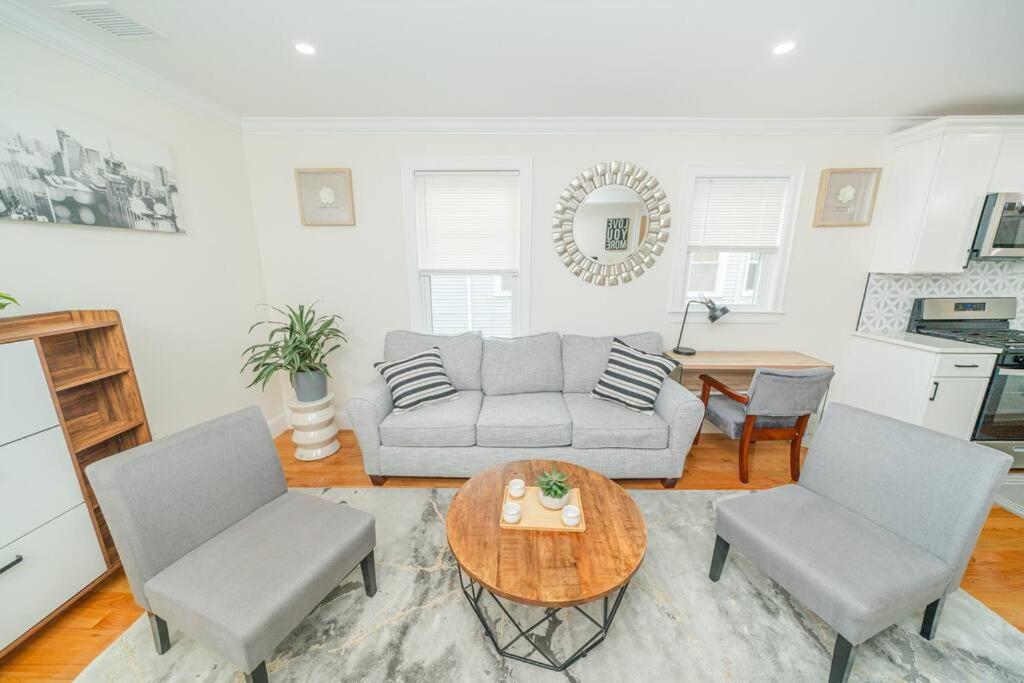 Bright & Spacious 4BR & 2BA Boston Apt - Bathtub, Free Parking near Red Line 802, photo 9