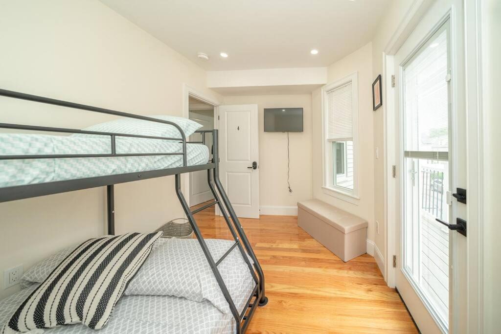 Bright & Spacious 4BR & 2BA Boston Apt - Bathtub, Free Parking near Red Line 802, photo 16