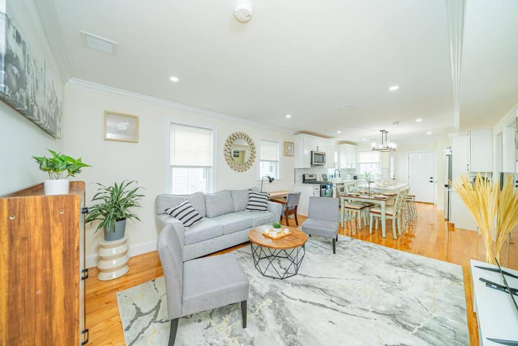 Bright & Spacious 4BR & 2BA Boston Apt - Bathtub, Free Parking near Red Line 802, photo 30