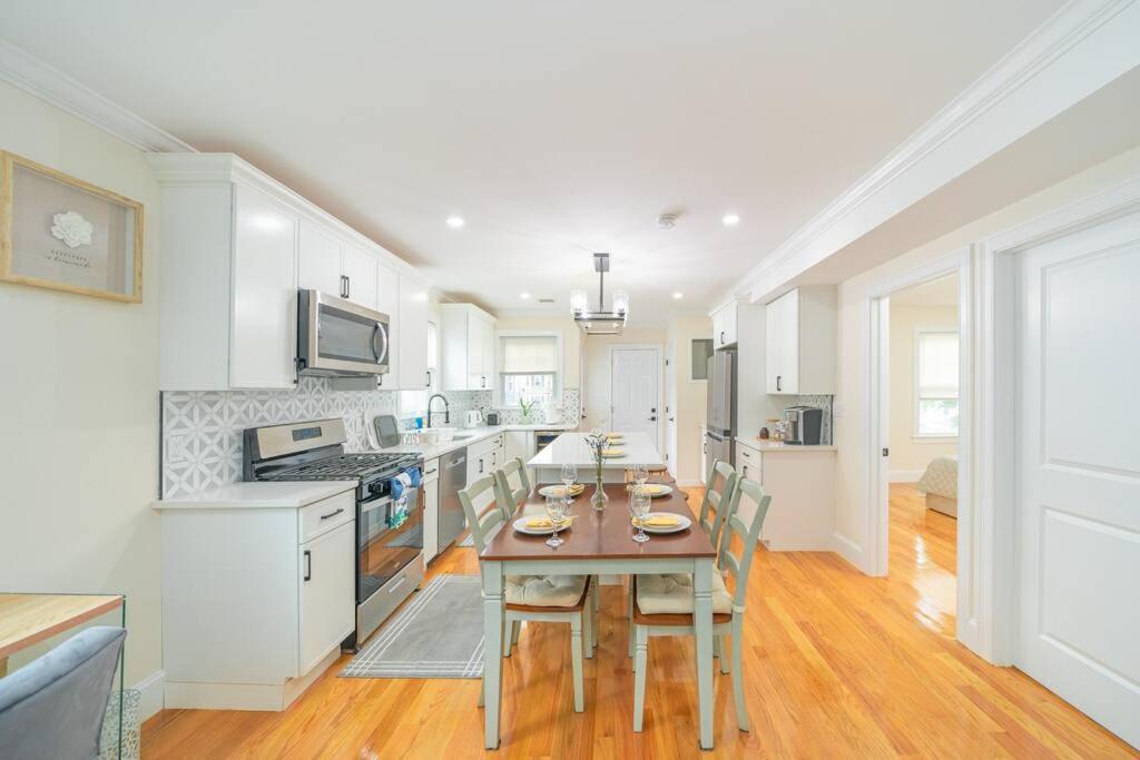 Bright & Spacious 4BR & 2BA Boston Apt - Bathtub, Free Parking near Red Line 802, photo 22