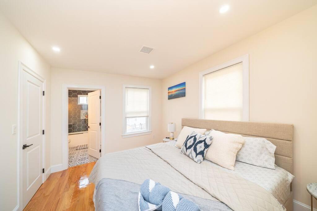 Bright & Spacious 4BR & 2BA Boston Apt - Bathtub, Free Parking near Red Line 802 photo 4
