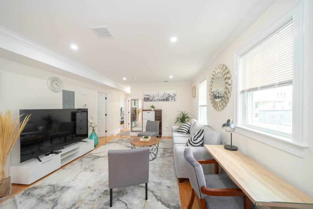 Bright & Spacious 4BR & 2BA Boston Apt - Bathtub, Free Parking near Red Line 802, photo 36