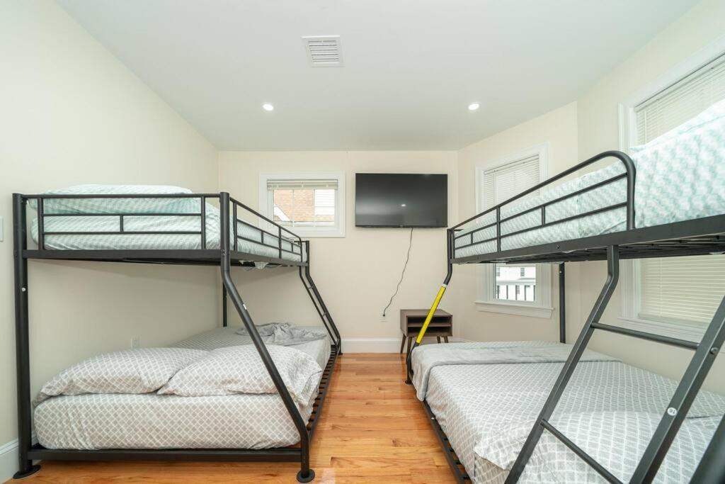 Bright & Spacious 4BR & 2BA Boston Apt - Bathtub, Free Parking near Red Line 802, photo 25