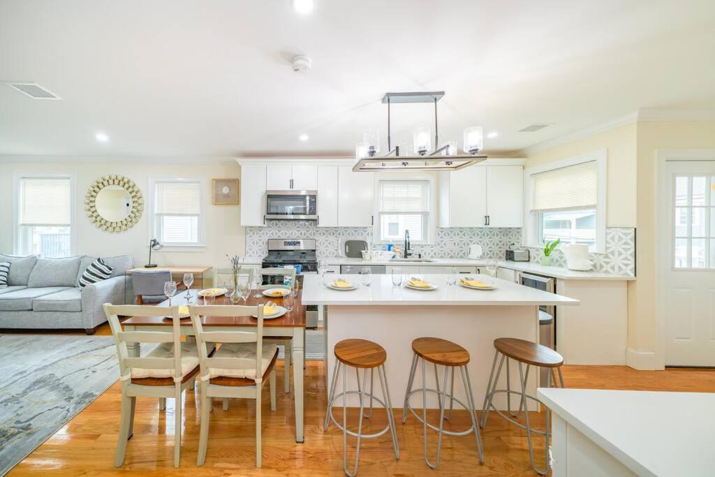Bright & Spacious 4BR & 2BA Boston Apt - Bathtub, Free Parking near Red Line 802