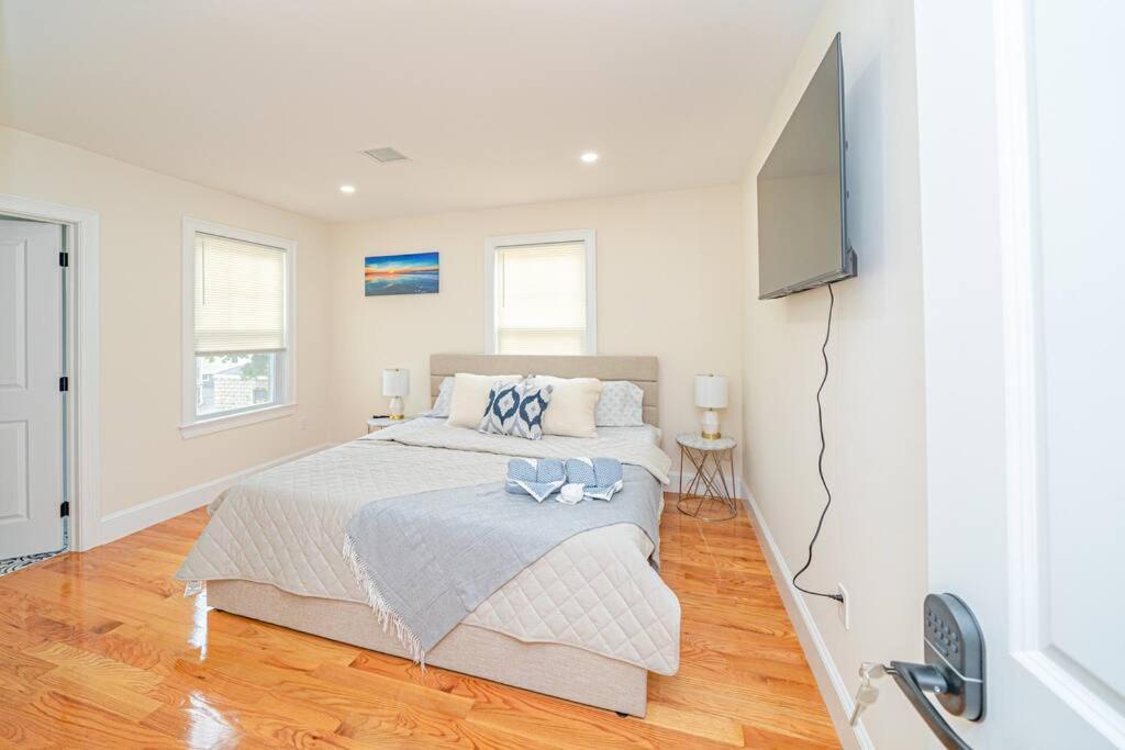 Bright & Spacious 4BR & 2BA Boston Apt - Bathtub, Free Parking near Red Line 802