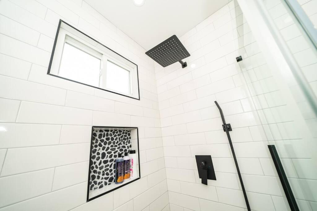 Bright & Spacious 4BR & 2BA Boston Apt - Bathtub, Free Parking near Red Line 802, photo 34
