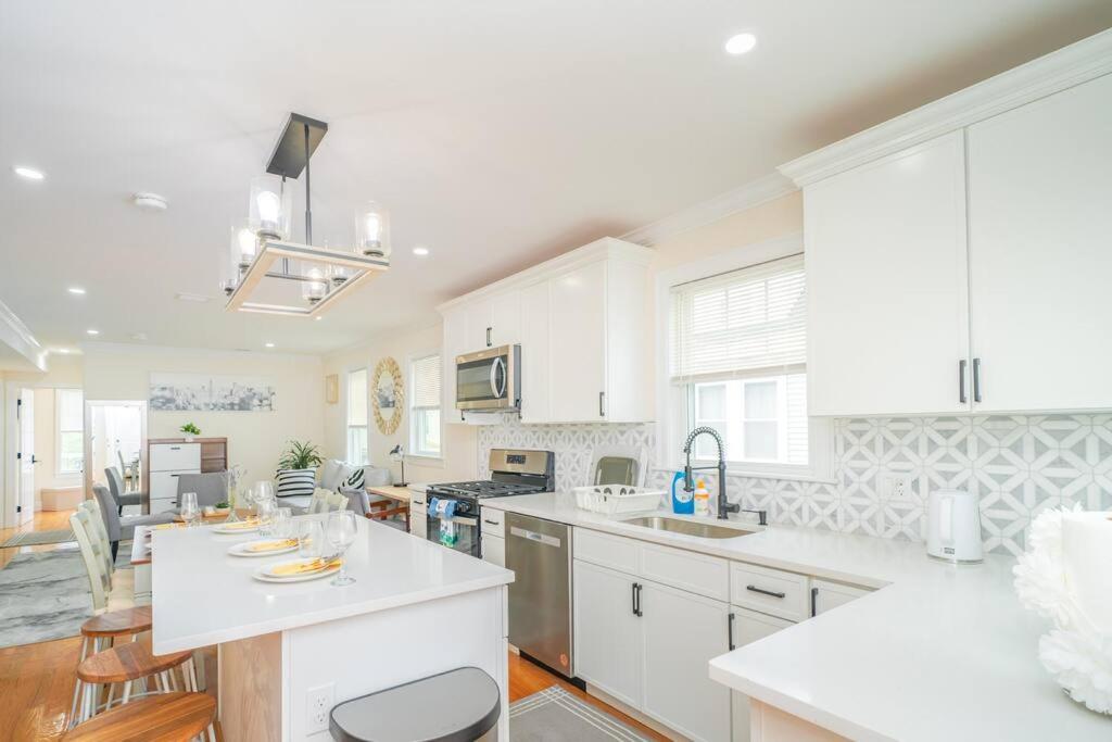 Bright & Spacious 4BR & 2BA Boston Apt - Bathtub, Free Parking near Red Line 802, photo 29