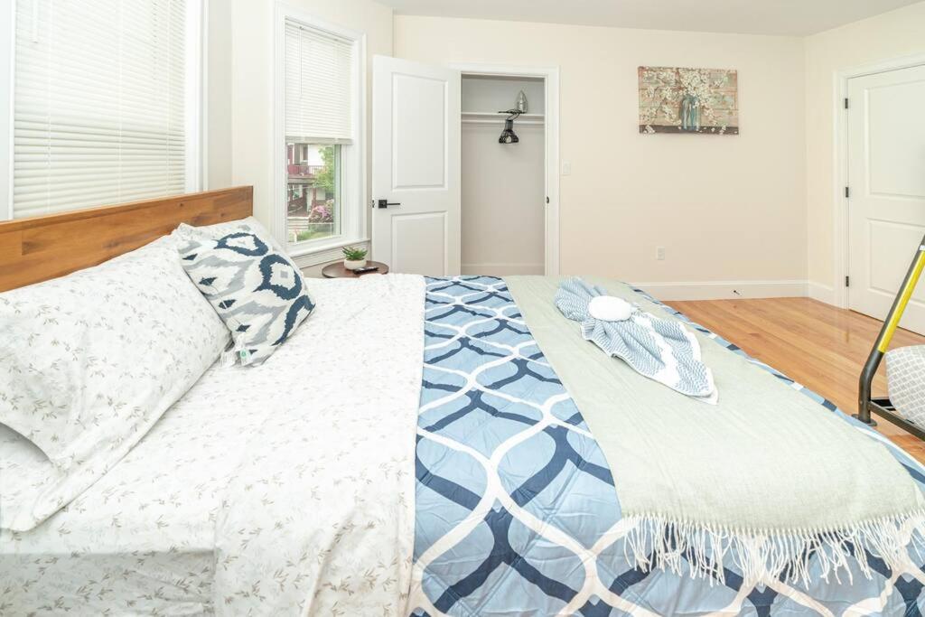 Bright & Spacious 4BR & 2BA Boston Apt - Bathtub, Free Parking near Red Line 802, photo 21