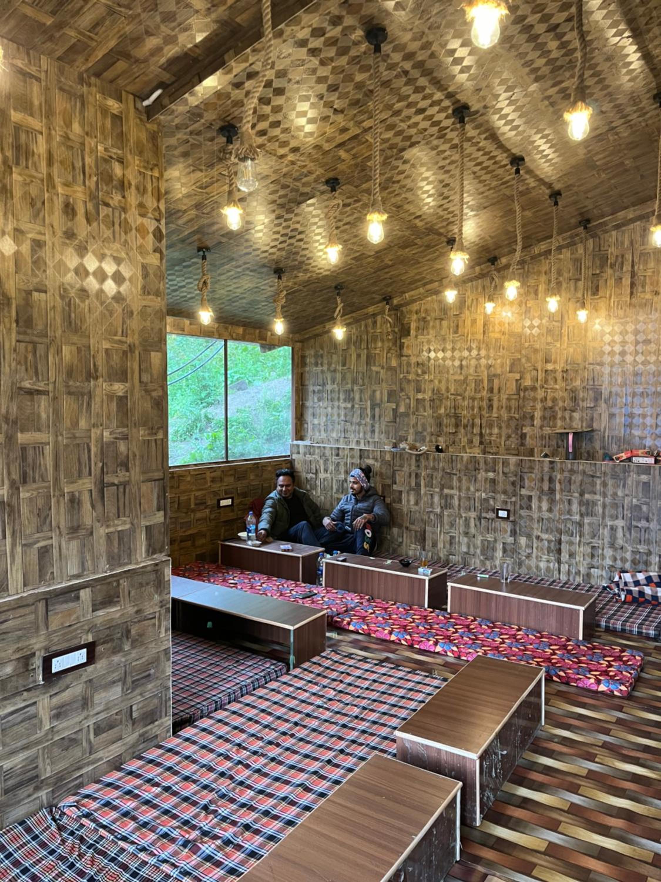 Yellowjackets Hostel Tosh
