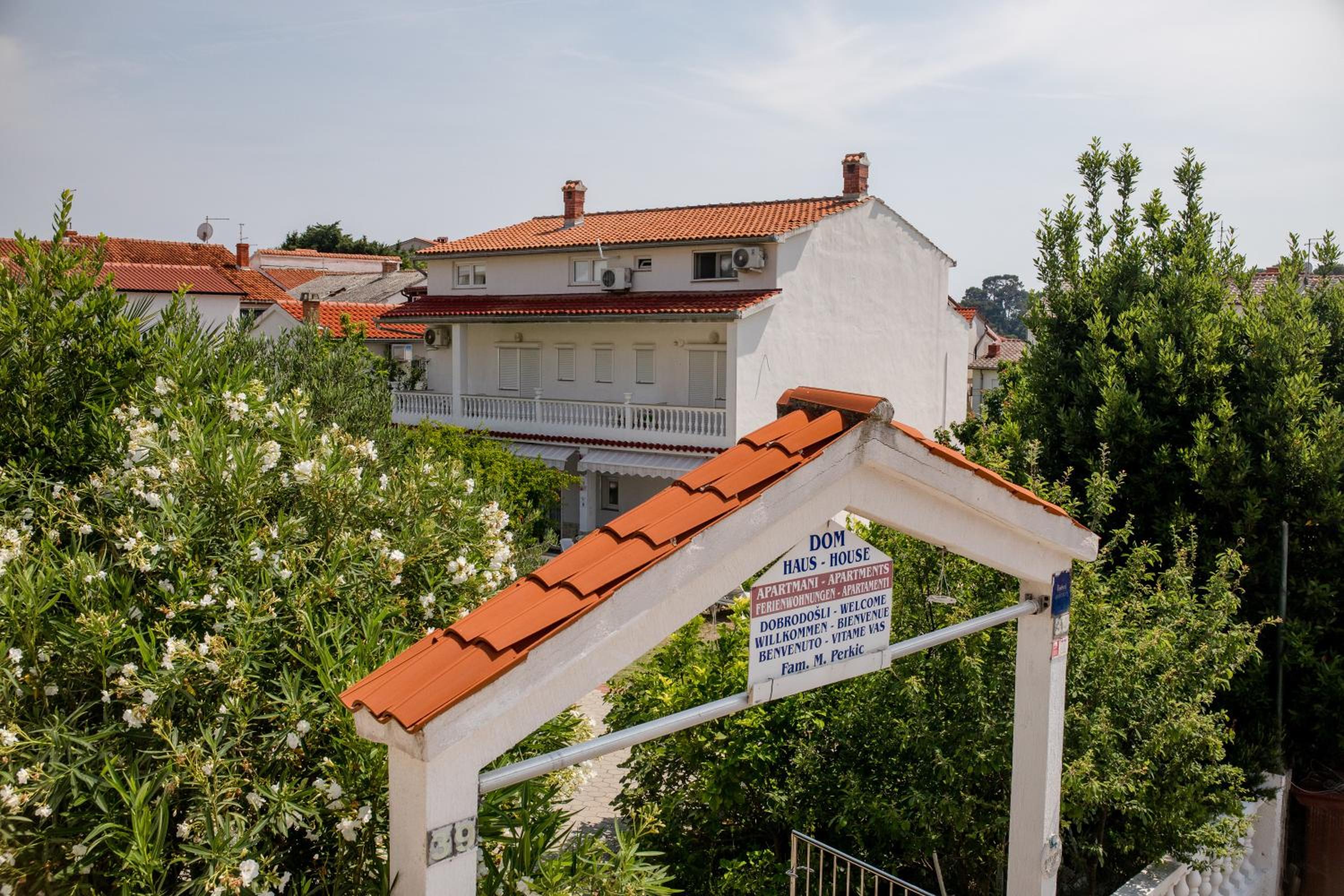 Tina- Balkonen Wohnung mit Pool,Parking,Garten,Grill,Terrassen view 4