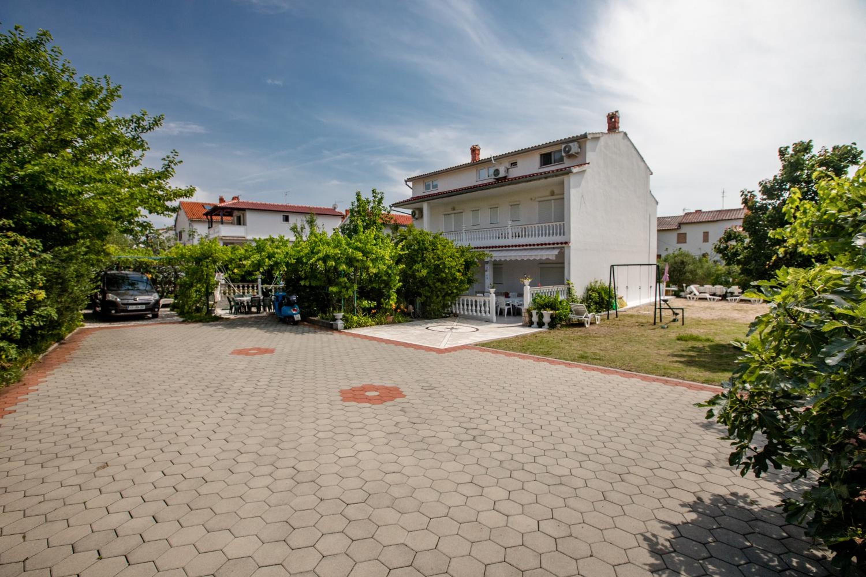 Tina- Balkonen Wohnung mit Pool,Parking,Garten,Grill,Terrassen view 2