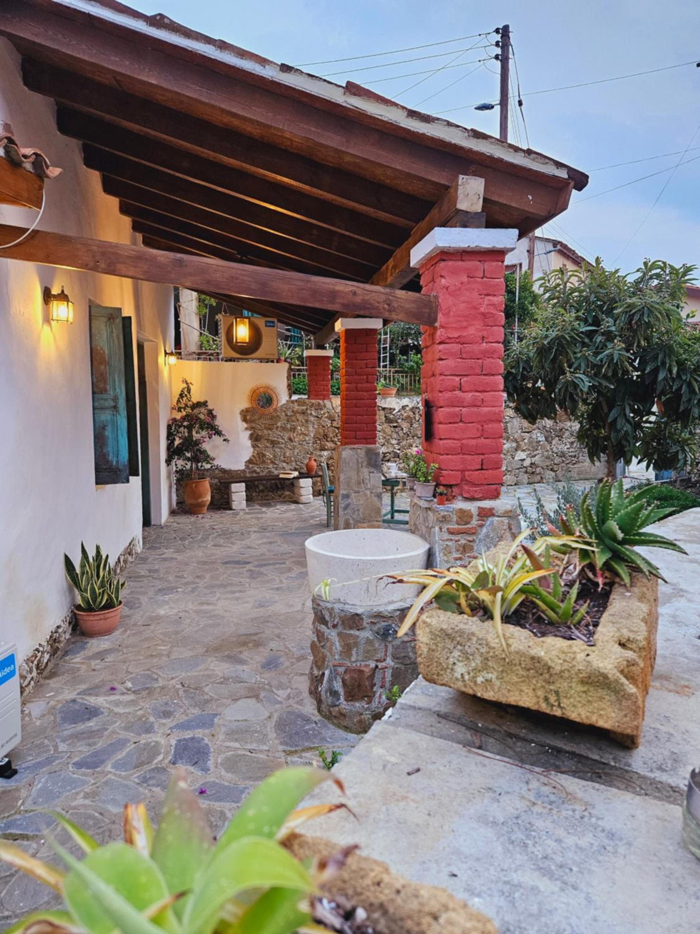 Traditional adobe house in Evrychou with cozy garden and fireplace!