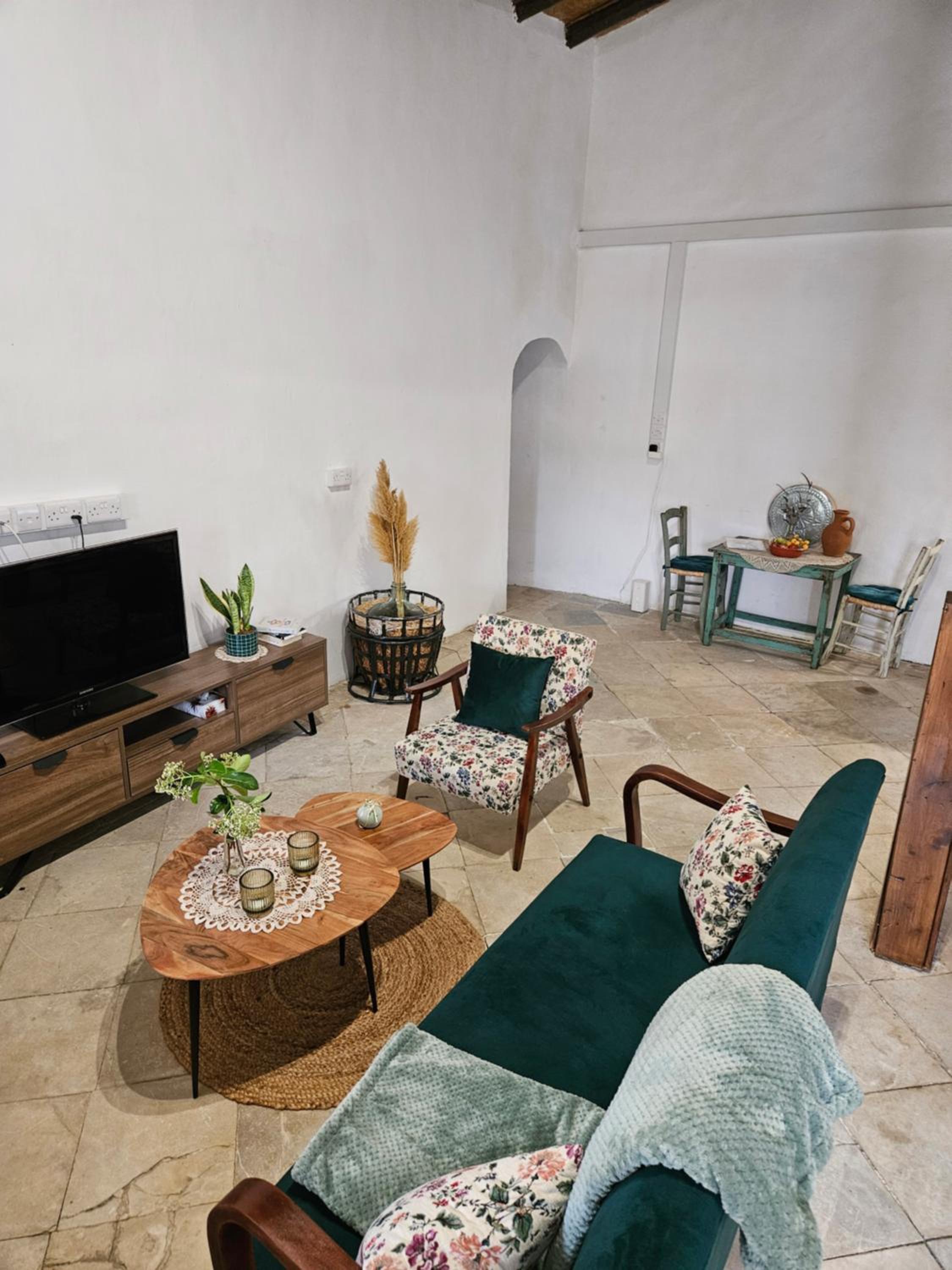 Traditional adobe house in Evrychou with cozy garden and fireplace!