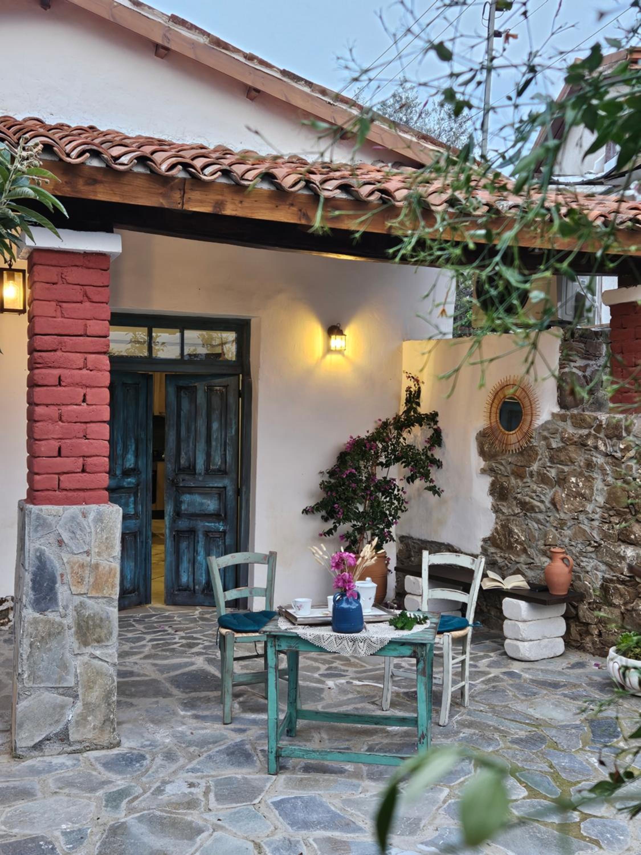 Traditional adobe house in Evrychou with cozy garden and fireplace!