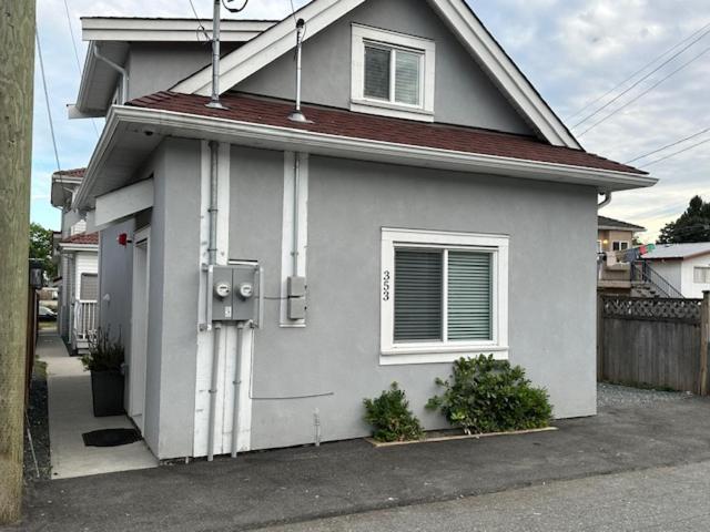 Bright and cozy modern home in Vancouver - central to YVR-Downtown - Free Private Parking
