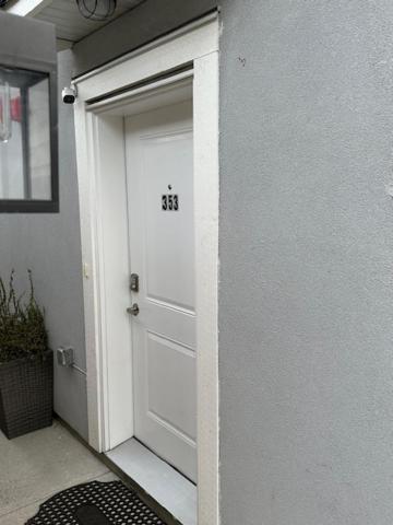 Bright and cozy modern home in Vancouver - central to YVR-Downtown - Free Private Parking