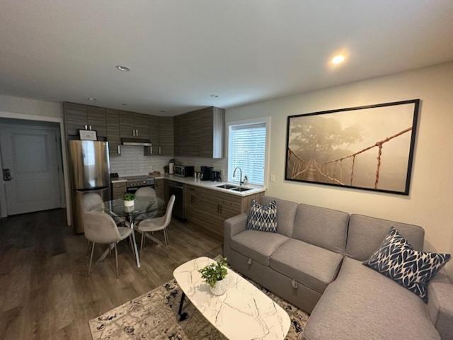 Bright and cozy modern home in Vancouver - central to YVR-Downtown - Free Private Parking