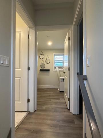 Bright and cozy modern home in Vancouver - central to YVR-Downtown - Free Private Parking