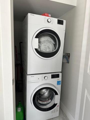 Bright and cozy modern home in Vancouver - central to YVR-Downtown - Free Private Parking