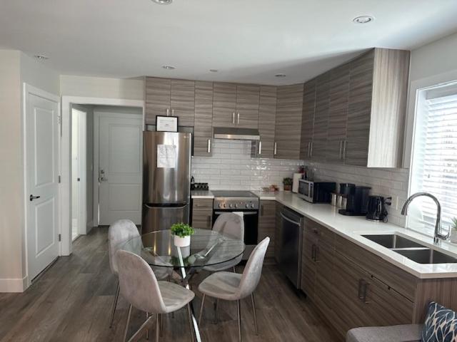 Bright and cozy modern home in Vancouver - central to YVR-Downtown - Free Private Parking