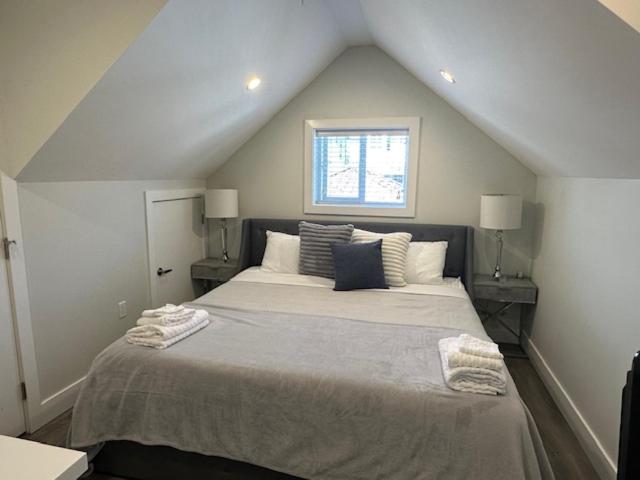 Bright and cozy modern home in Vancouver - central to YVR-Downtown - Free Private Parking