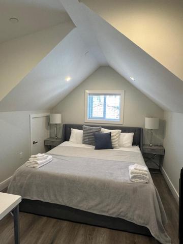 Bright and cozy modern home in Vancouver - central to YVR-Downtown - Free Private Parking