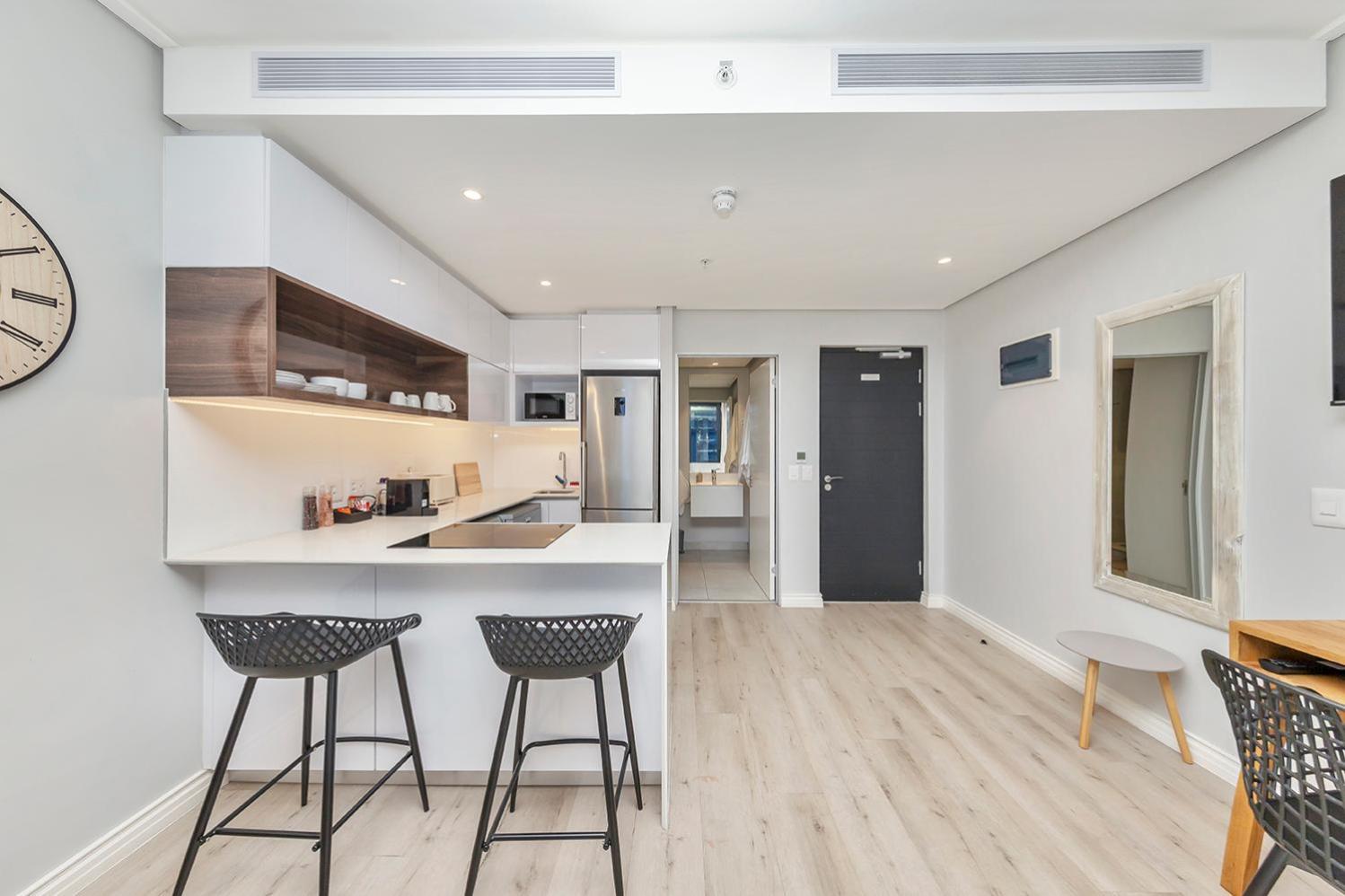 Stunning 22nd Floor Apt with Rooftop Pool & City Views 16onBree view 2