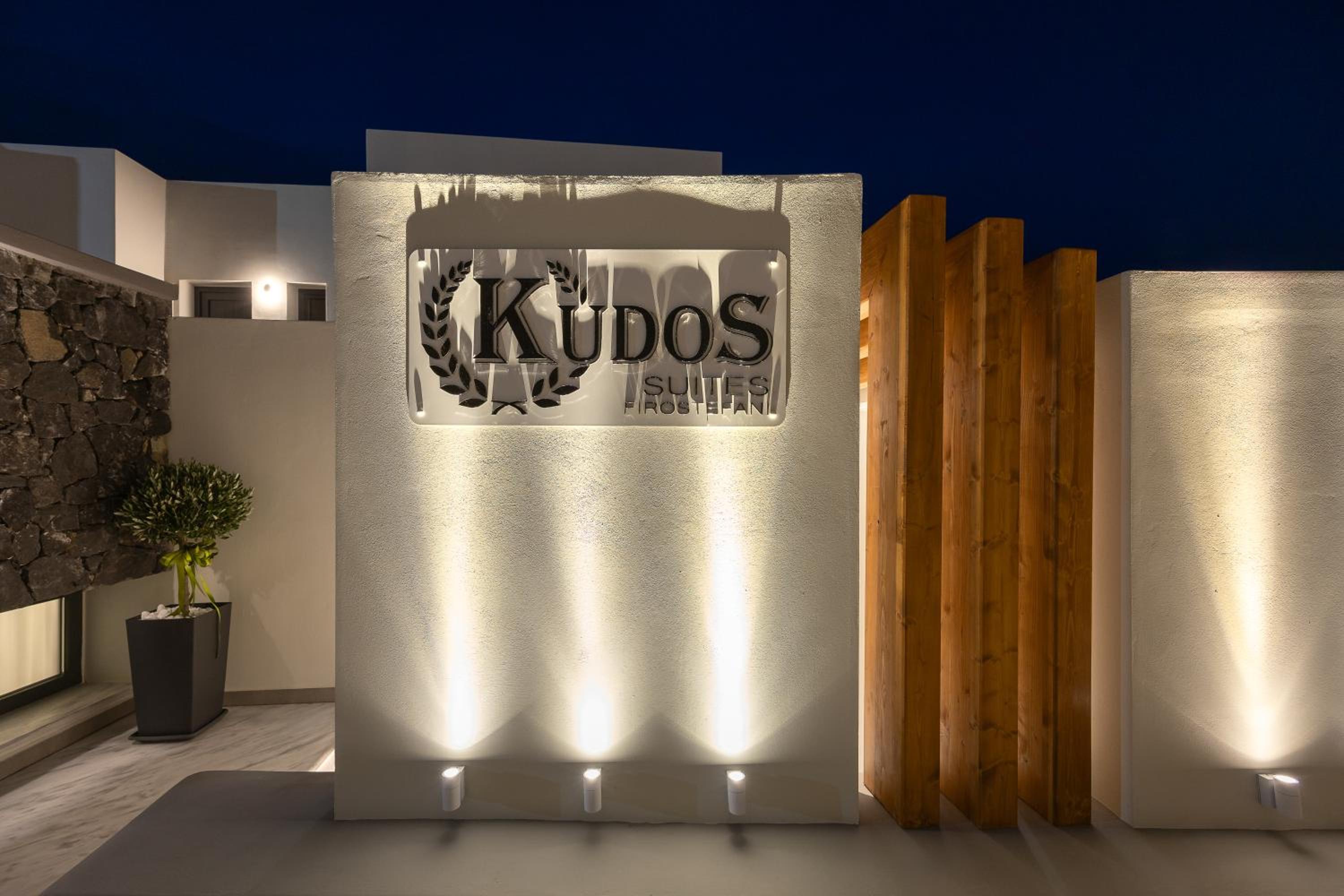 Hotel Kudos Suites Firostefani - Image 1
