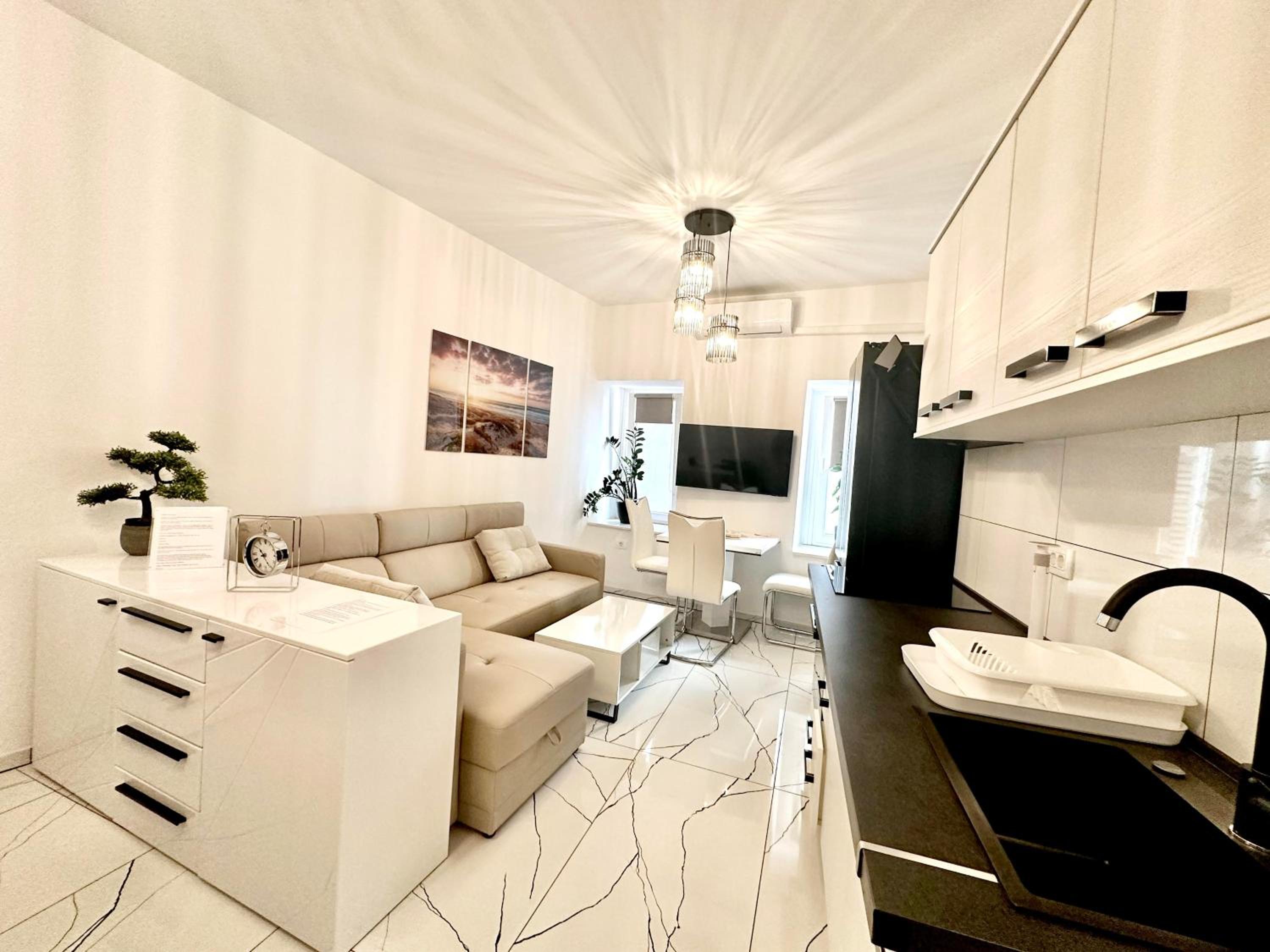 Studio Apartment Moro 2 view 4