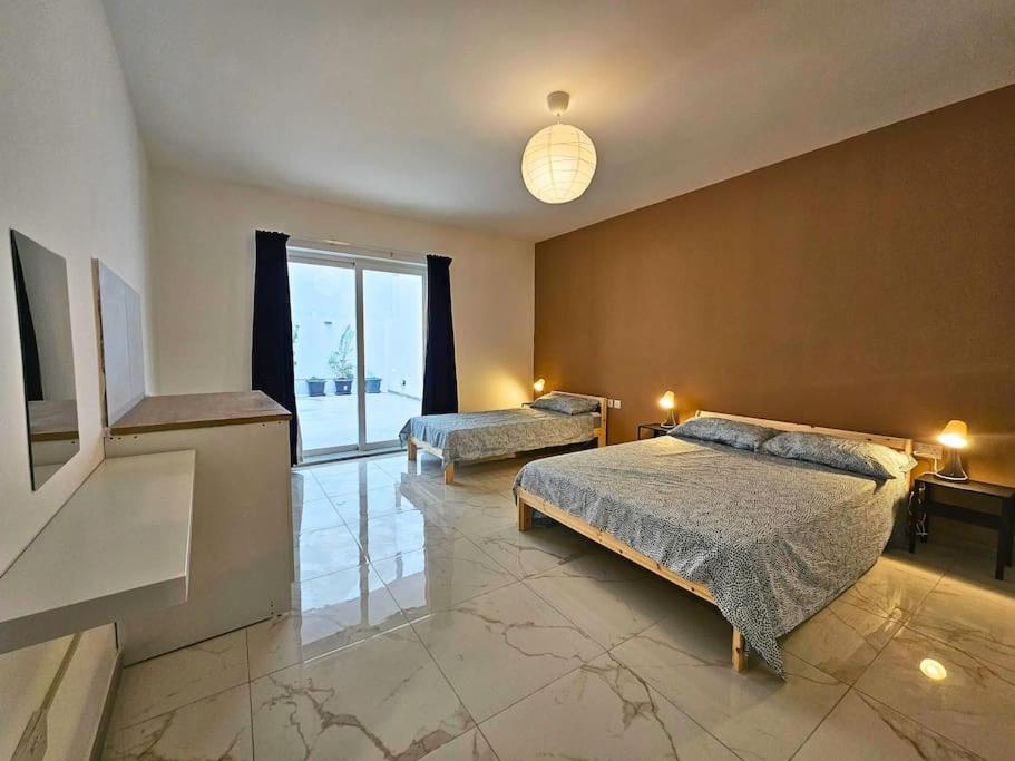 Sleeps 7 Spacious Apartment St Pauls Bay photo 2