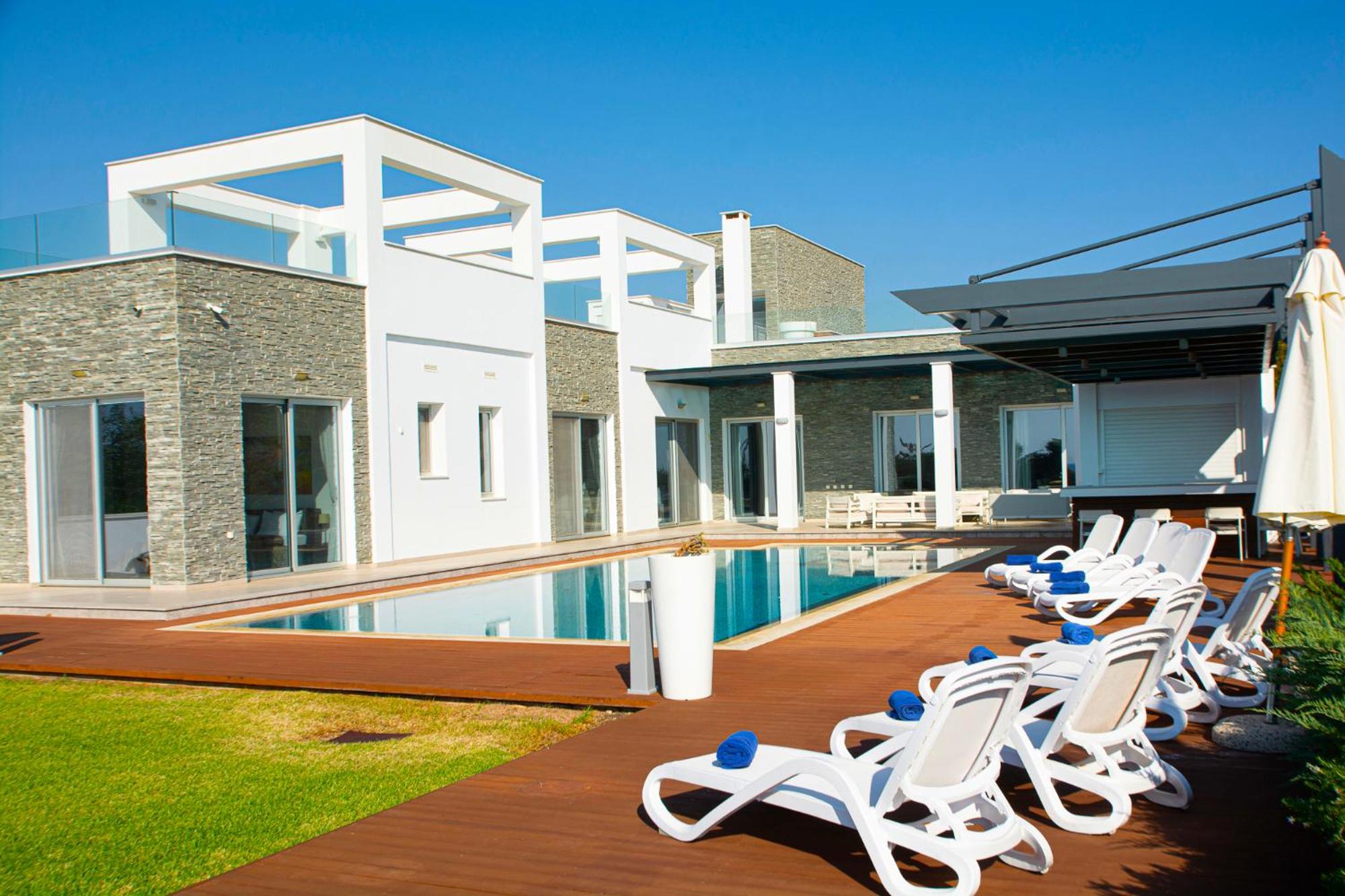 Seafront Villa Layla by Ruidoso Luxury