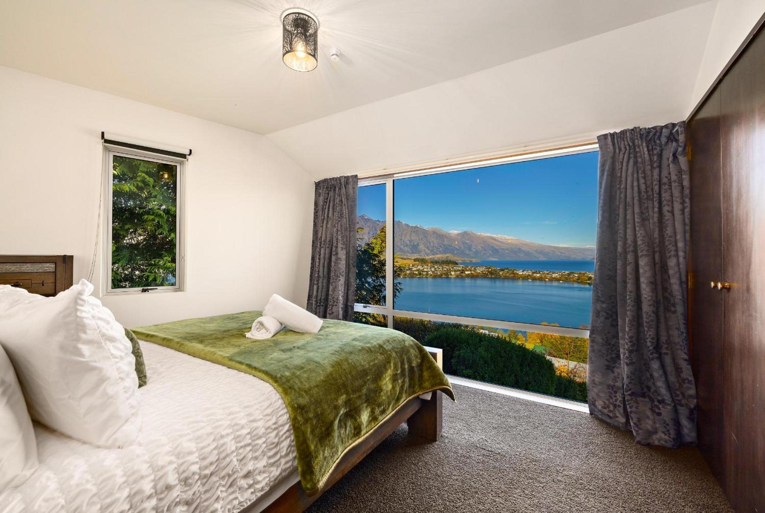 Panorama Retreat - Lake Views - Spa Pool view 2