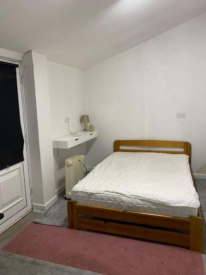 3 Bedroom Flat Availble for Short and Long Stays view 2
