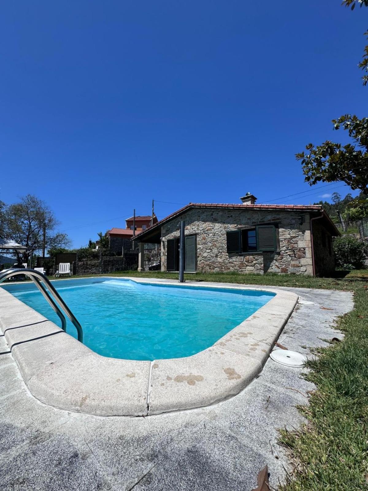 Casa 2 habitaciones con piscina y cenador al aire libre en Pontevedra — recepcion & lobby
