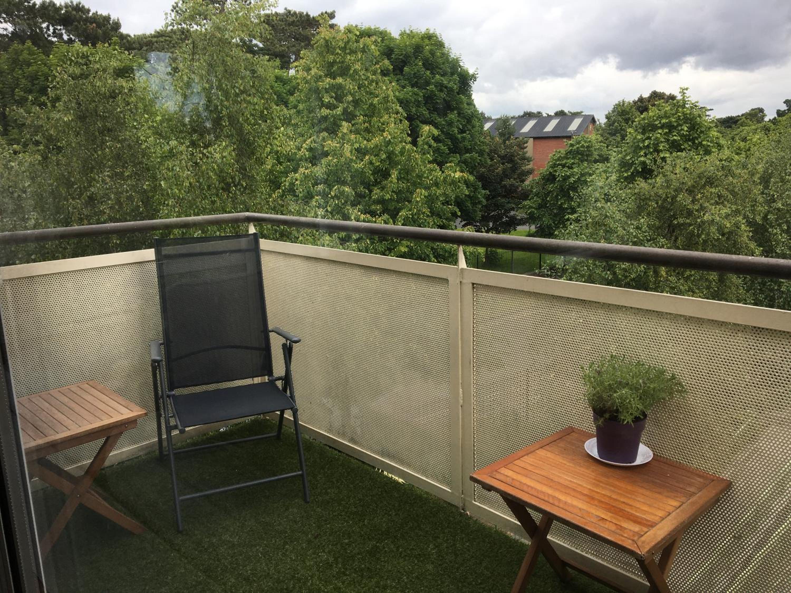 Central Spacious 3 Bedroom Apartment With Parking
