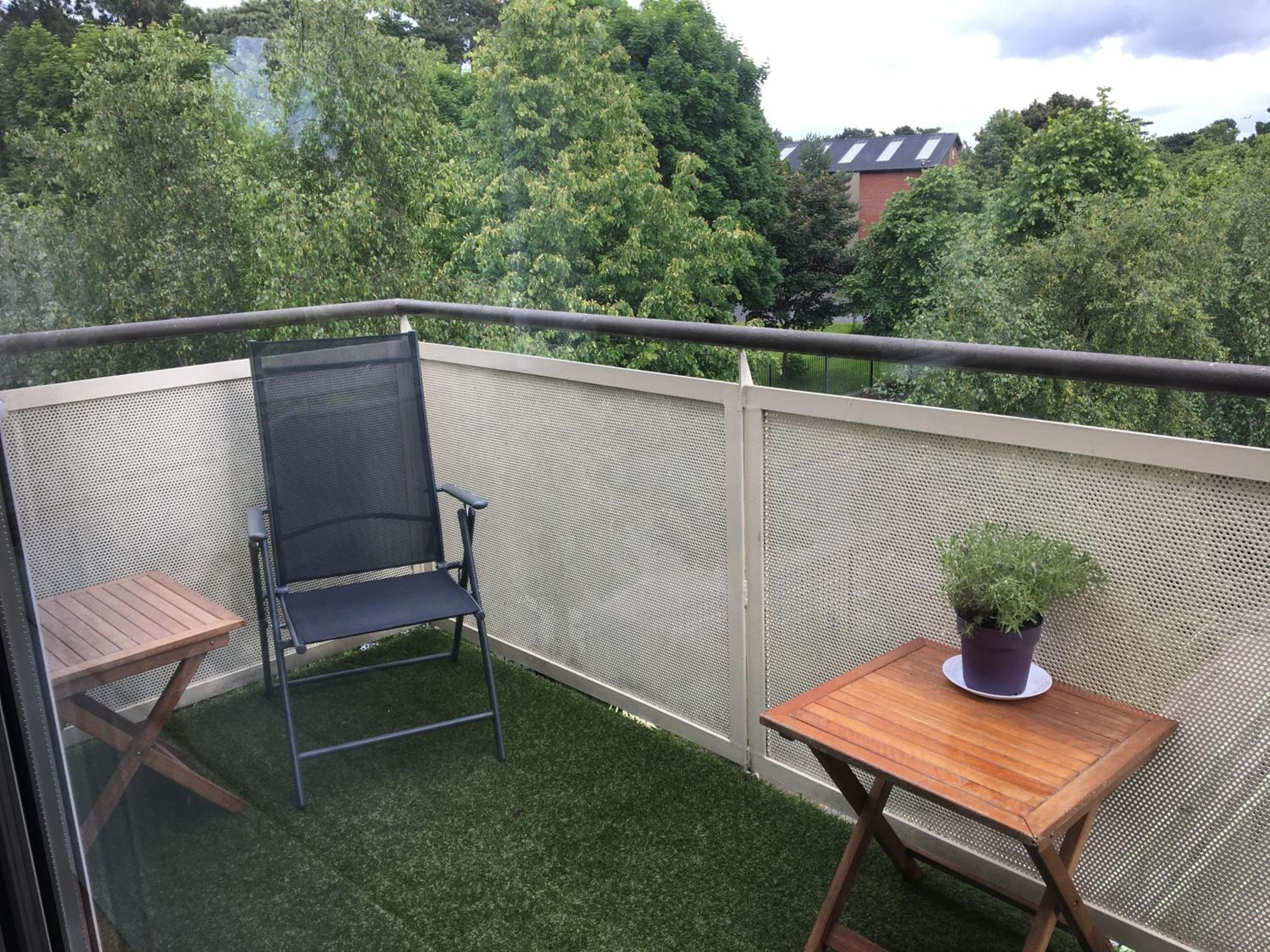 Central Spacious 3 Bedroom Apartment With Parking