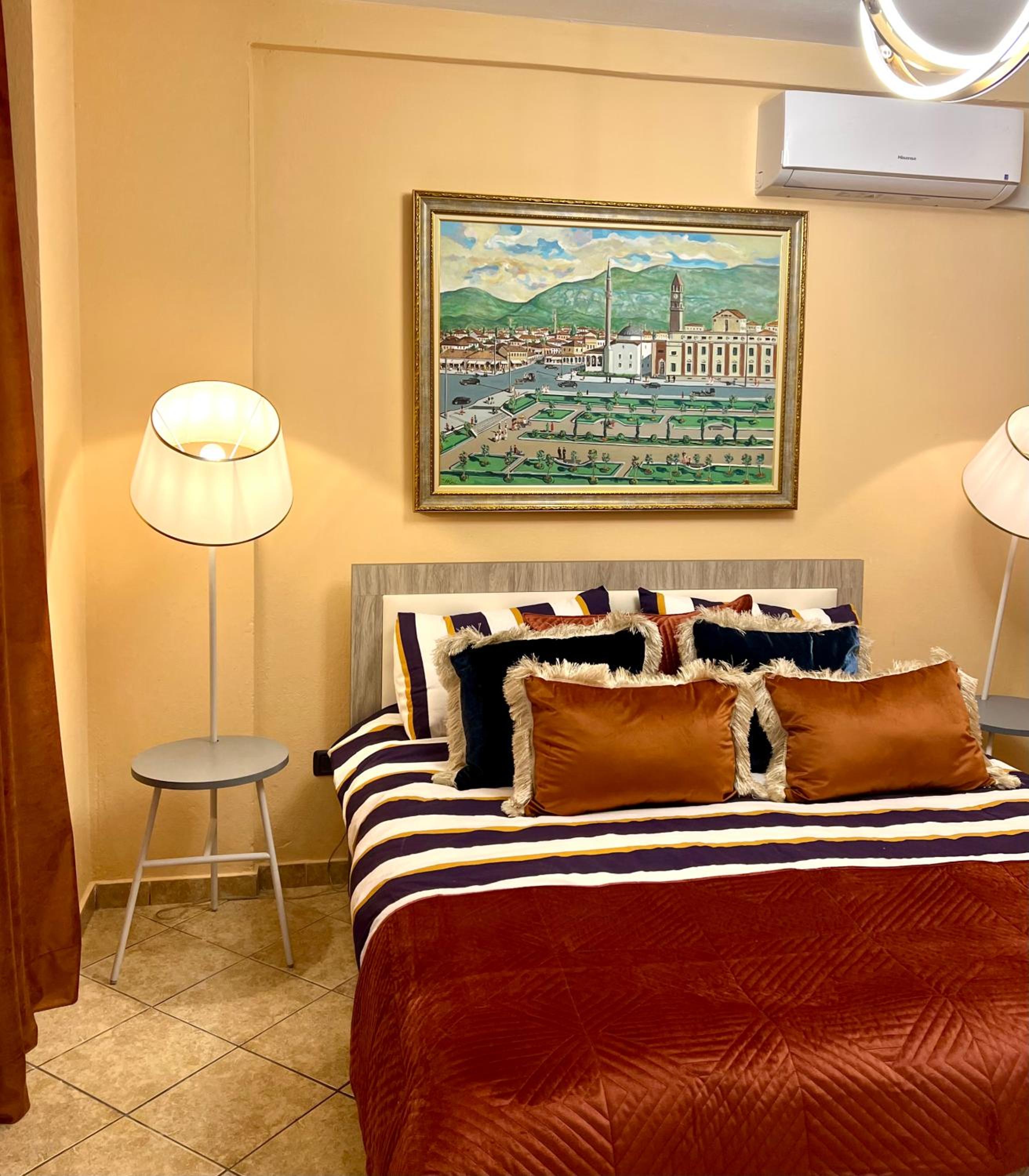 Elda Yellow Palace, Pazari i Ri Apartments