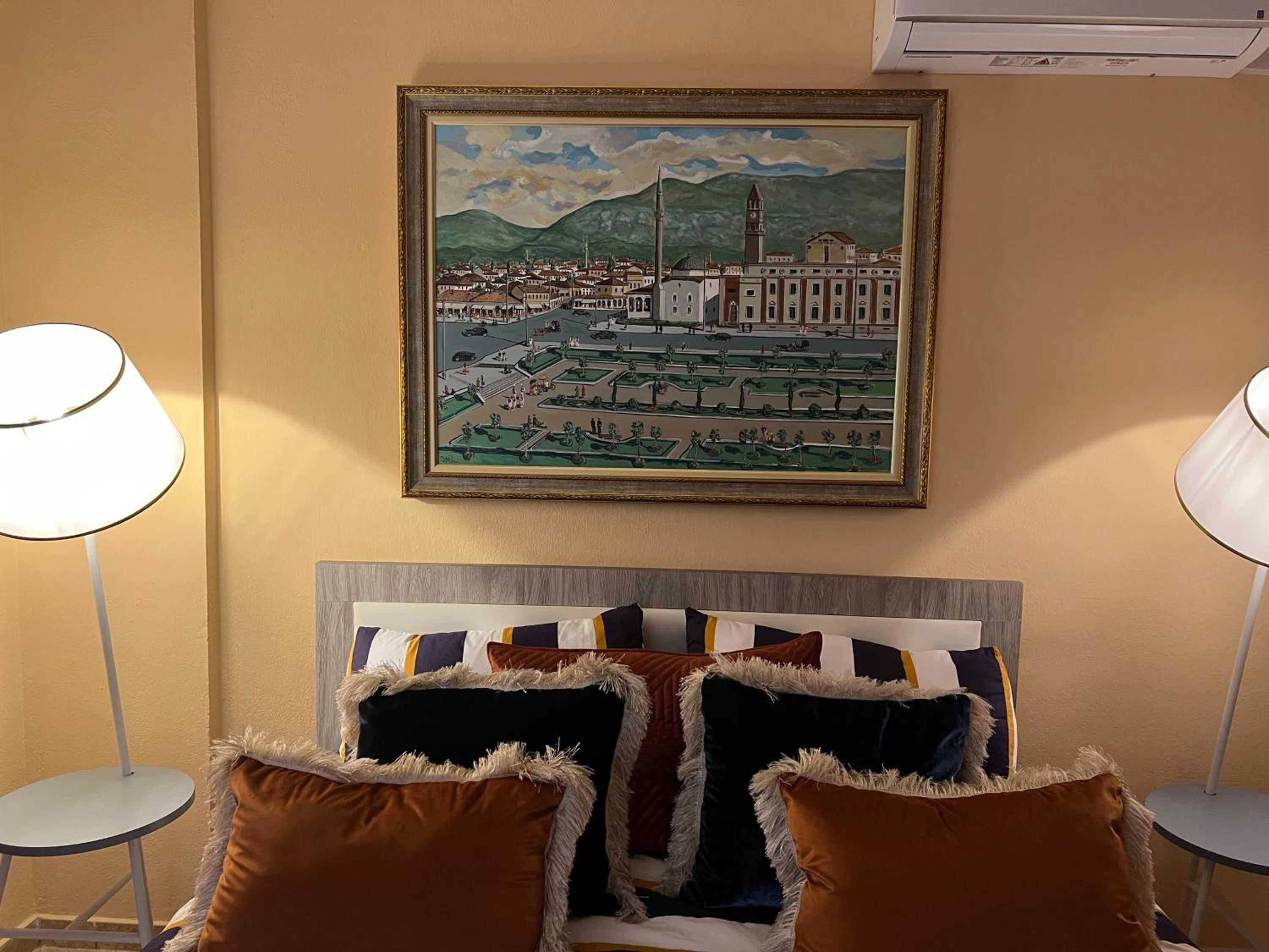Elda Yellow Palace, Pazari i Ri Apartments