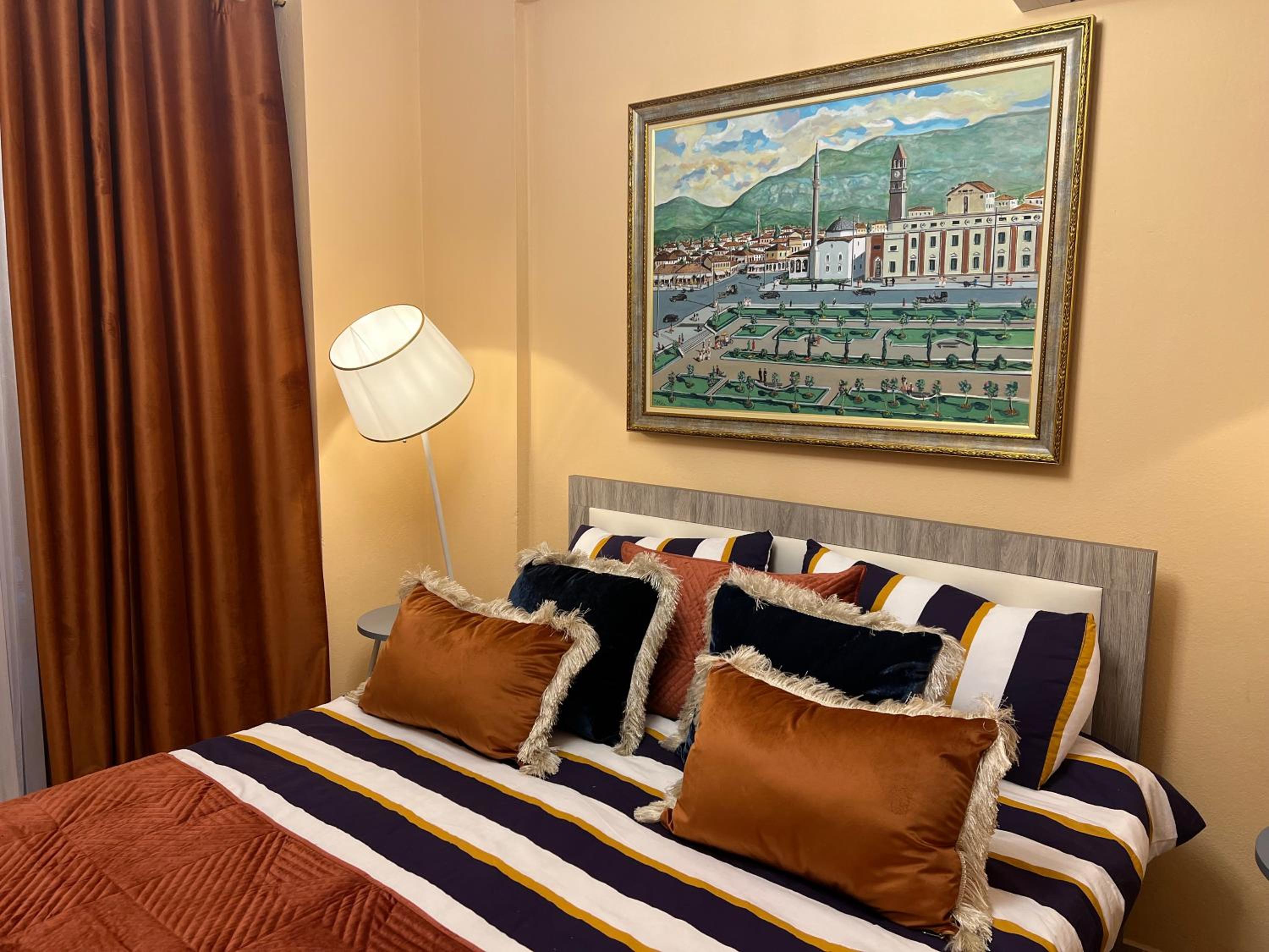 Elda Yellow Palace, Pazari i Ri Apartments