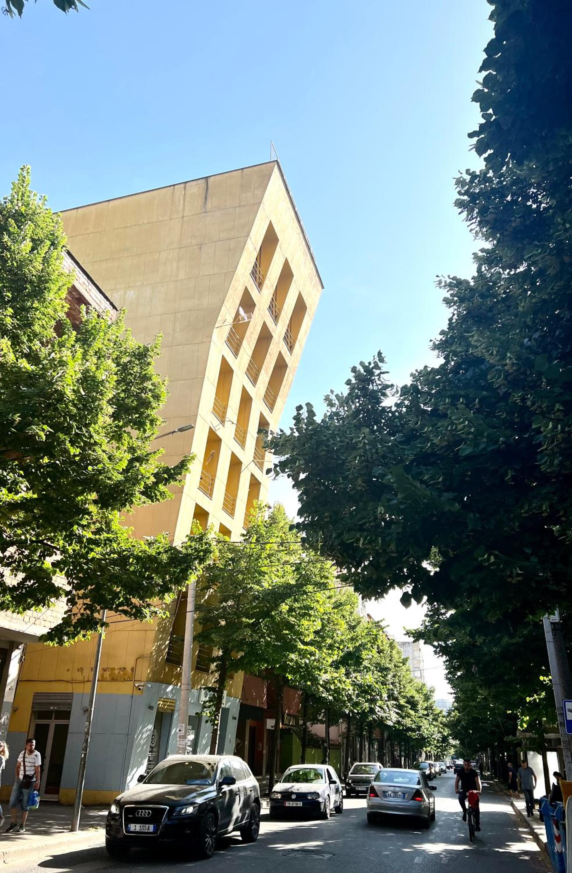 Elda Yellow Palace, Pazari i Ri Apartments