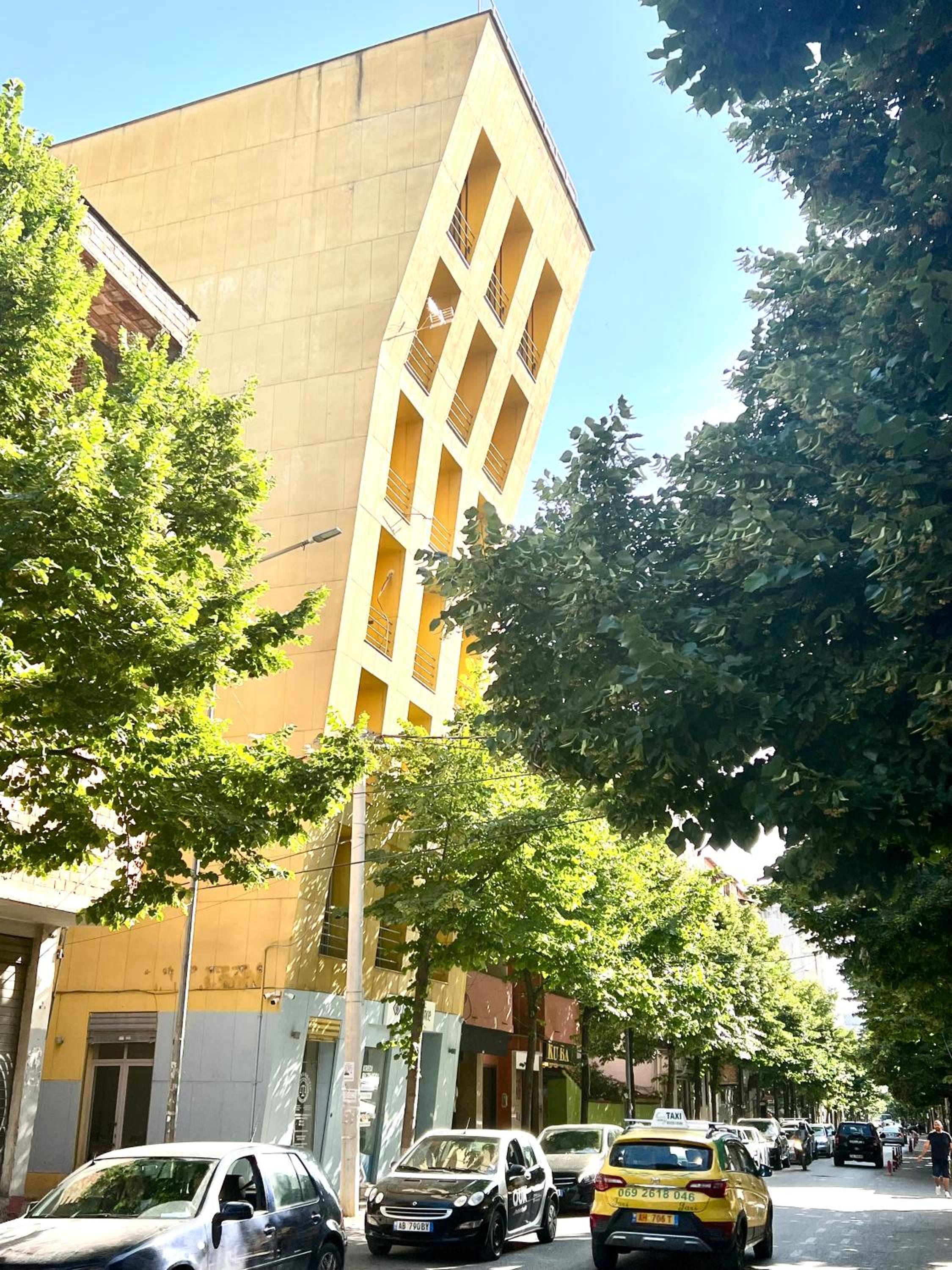 Elda Yellow Palace, Pazari i Ri Apartments