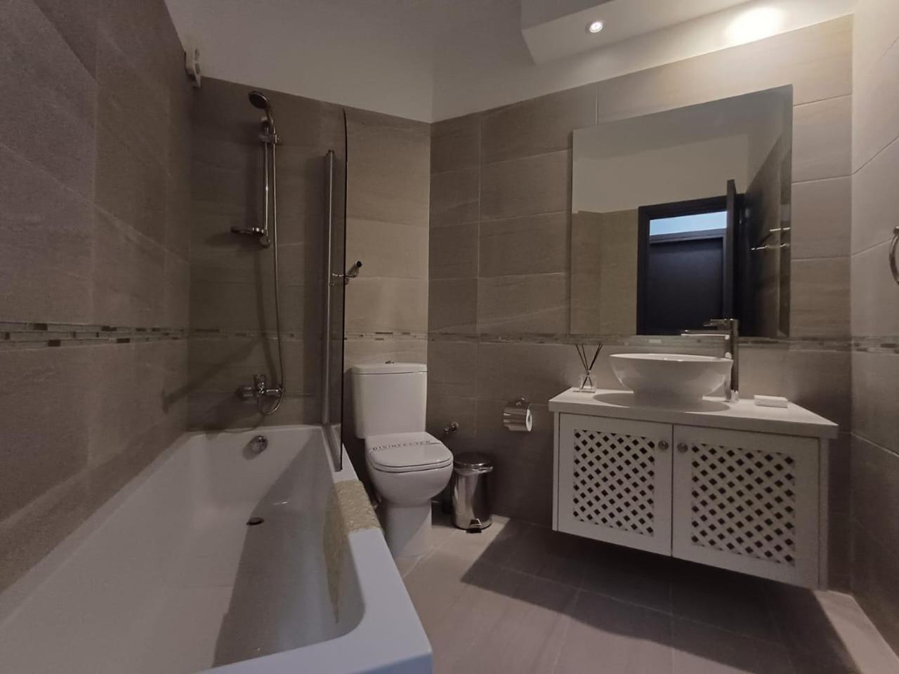 Kings Palace - Elegant 2BR, Sea Facing with Pool Views