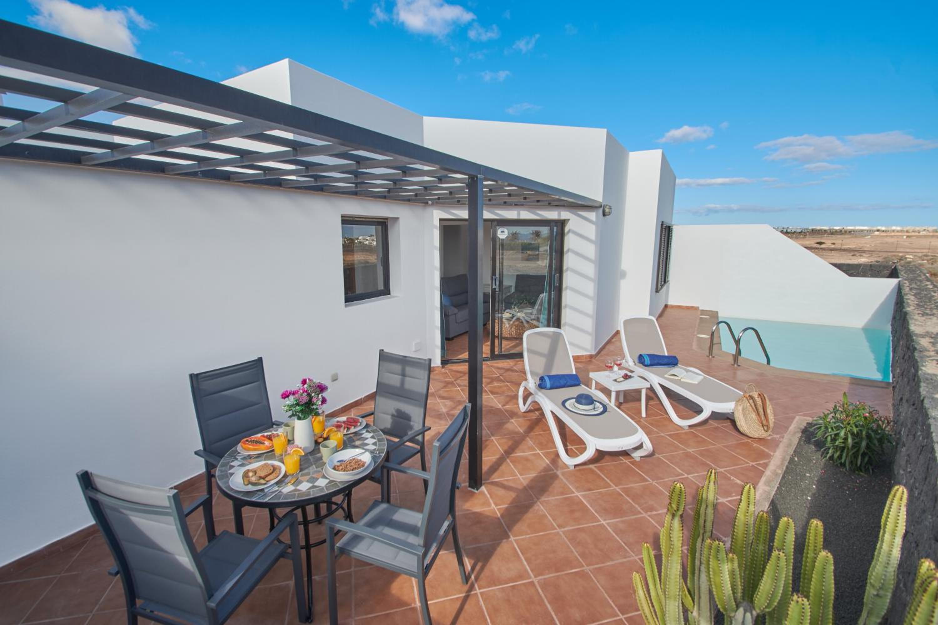 Bungalow María de Timanfaya - Sea and Mountains Views, Pool, WiFi, 15 minutes walk to Marina Rubicón view 5