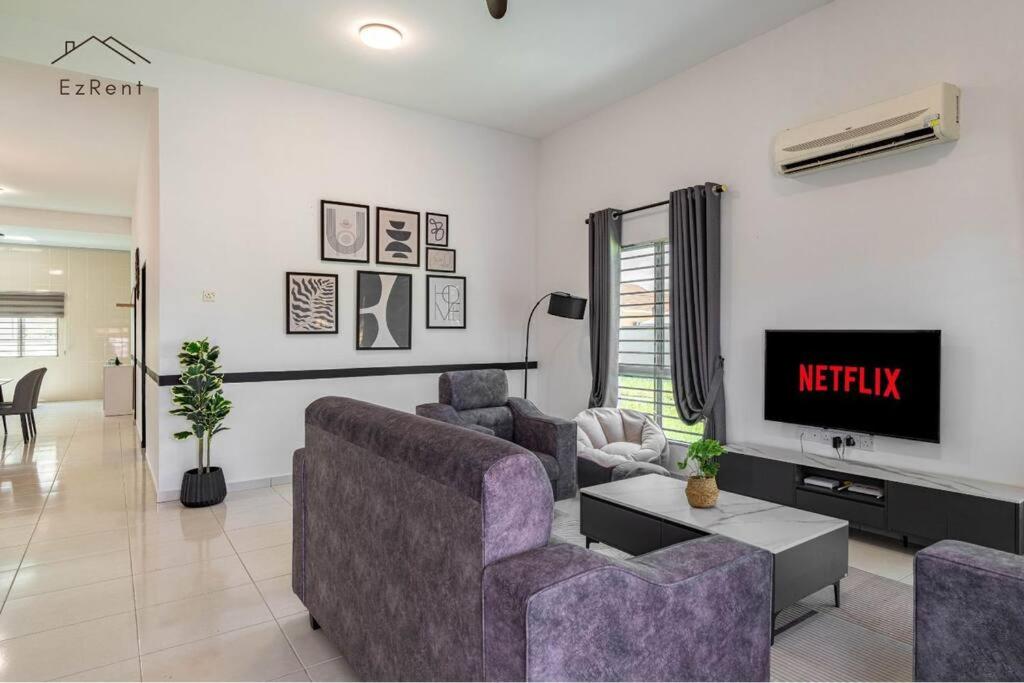 Black & White 4BR Semi-D Home for 10 Guests with Pool Table Games & Free Netflix WiFi photo 6
