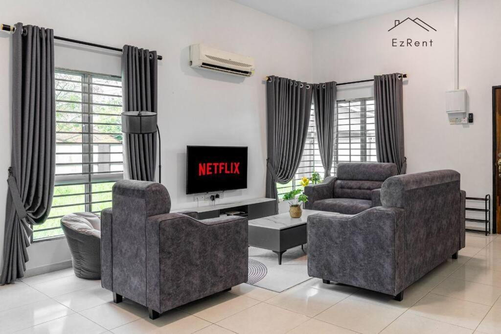Black & White 4BR Semi-D Home for 10 Guests with Pool Table Games & Free Netflix WiFi